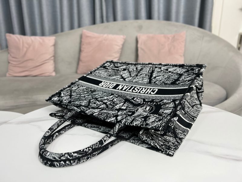 Patterned embroidered handbag-8801